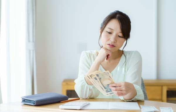 生活費に悩んでいる主婦画像
